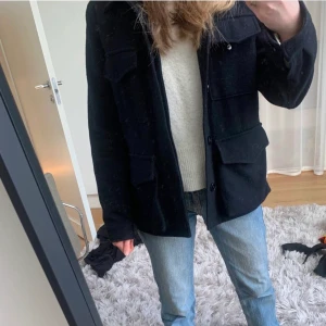 Jacka - Säljer denna jätte fina kappan som jag köpt här på plick 💞💞lånade bilder av säljaren💞💞jag köpte den för 1200kr💗💗
