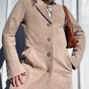 Vintage mockakappa  - Vintage kappa i äkta läder/mocka. Kappan är i fint vintageskick! Strl 38, visad på en 34/36. Kika på mina andra annonser, jag samfraktar gärna. Pris kan diskuteras, om vid ytterligare frågor. 