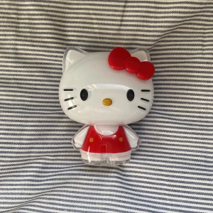 Powerbank - Säljer denna hello Kitty powerbanken då den inte kommer till användning längre. Funkar bra, är i okej skick, några repor därav lägre pris. Köpare står för frakt.