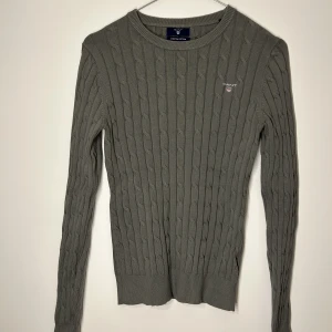 Gant tröja  - Jätte fin gant tröja. Stretchigt material så passar jättebra på S. Jätte fint skick och enbart använt en gång. Nypris köpt för 1200kr