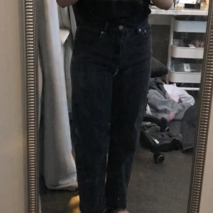 Jeans - Svarta byxor i bra skick plus frakt