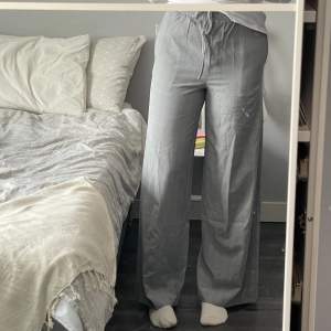 jättefina gråa byxor med smått mönster💌 helt oanvända från NAKD