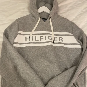 Tommy Hilfiger hoodie herr - Ursprung pris 1.200 kr. Använd enstaka gånger. Normal passform, liknande en ziphoodie. 