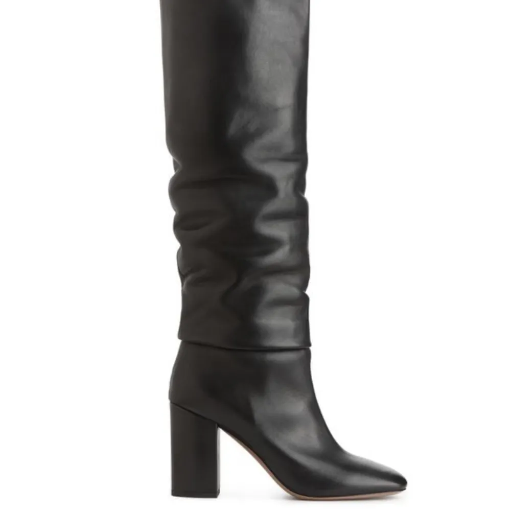 Nya stövlar från arket, slouchy leather boots black, storlek 39. Nypris 2950kr😊. Skor.