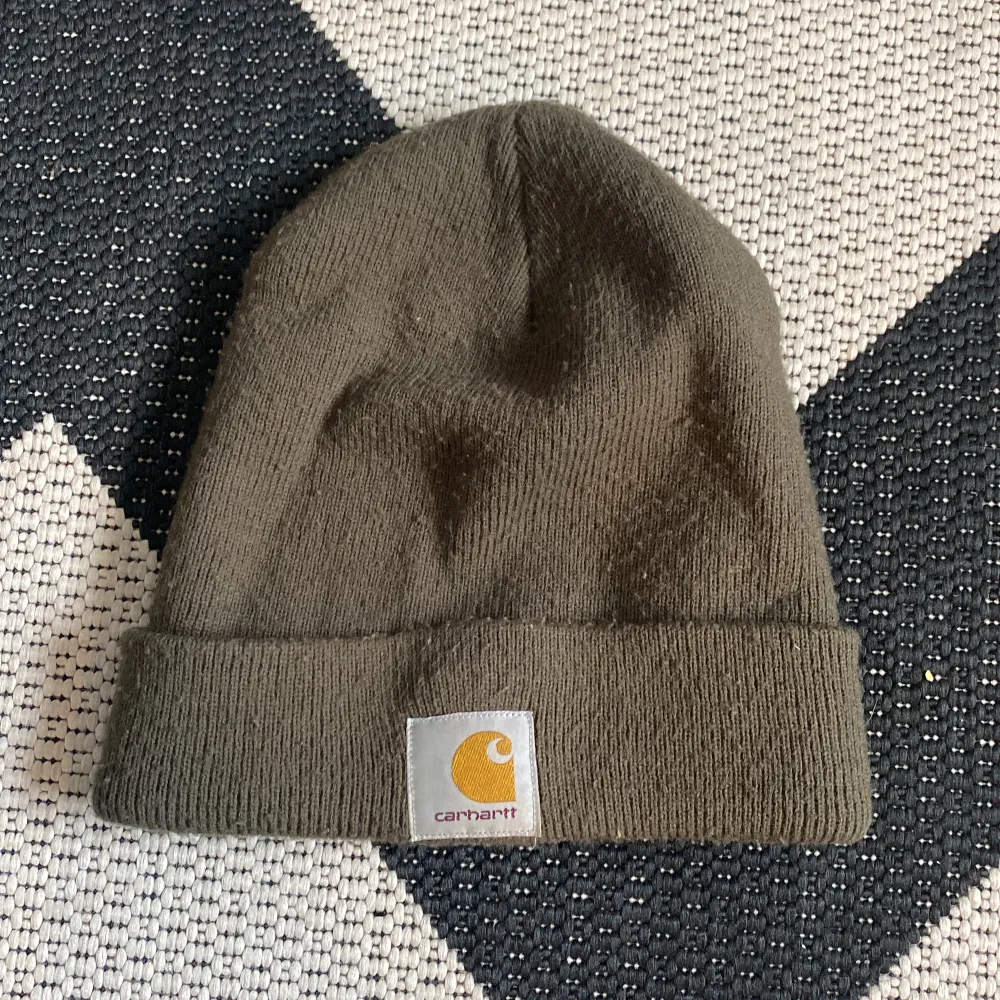 Fet grön carhartt mössa. säljer för att jag aldrig har på mig den längre. inga skador eller märken. kond: 9/10. Övrigt.