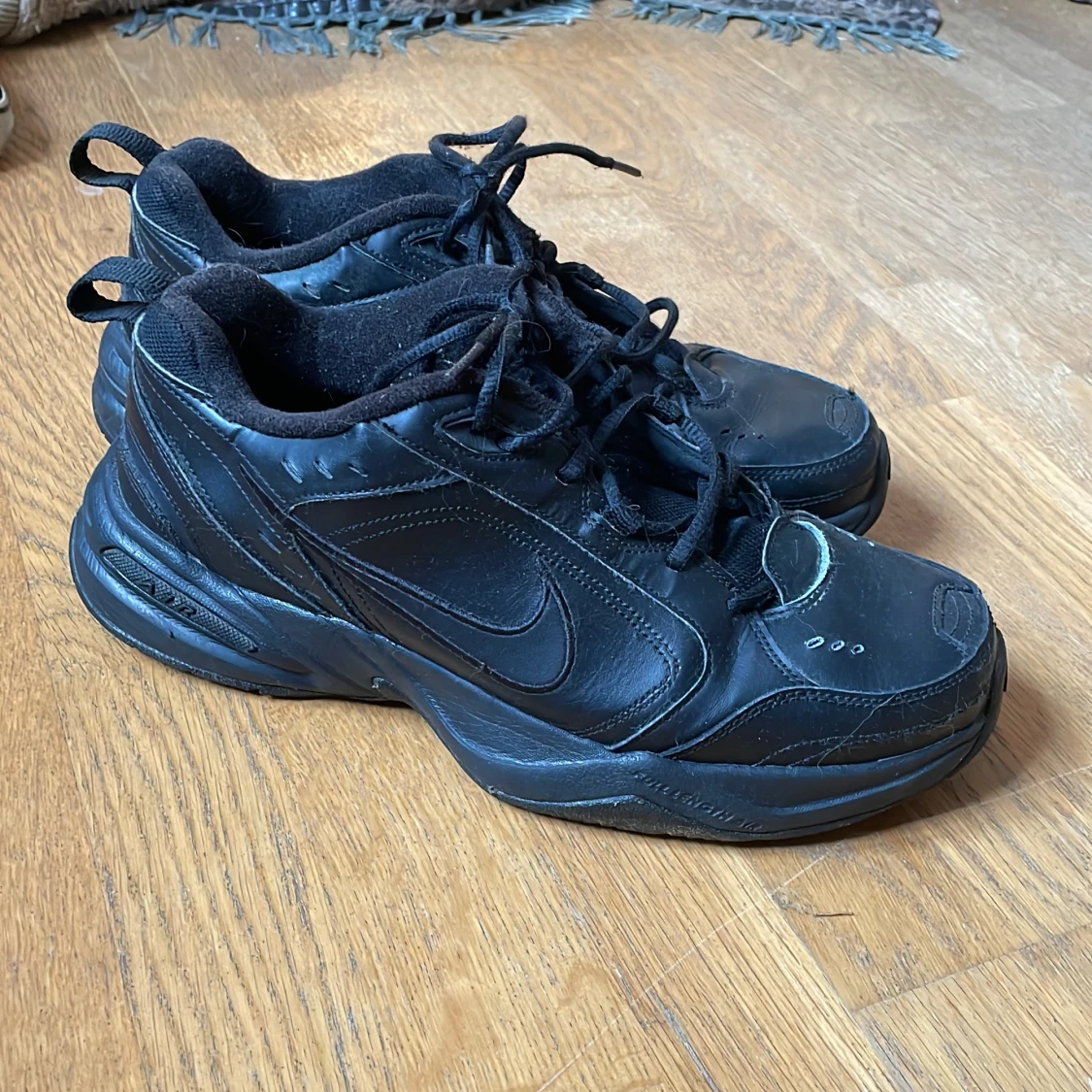 Nike air Monarchy svarta