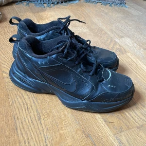 Nike air Monarchy svarta - Knappt använda och öppen för alla bud!