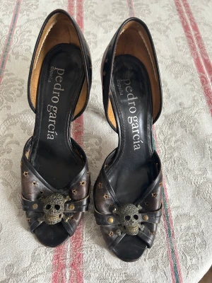 Pedro Garcia skor stl 36 - Dessa är begagnade men i gott skick. Det finns märken på klackarna i skinnet men med tanke på stilen på skorna stör det inte. Älskar dem men de är för små. 