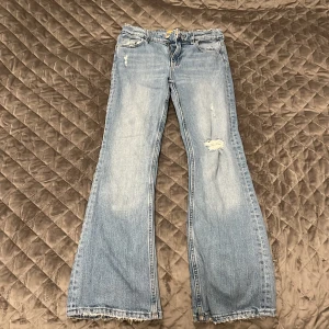 Lågmidjade jeans - Bra skick! Använt ca 4-6 gånger. Säljer pga använder dom inte speciellt mycket längre. Köptes i october. Sitter jätte fint!