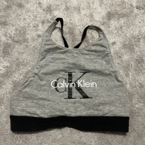 Topp - Topp/bh. Väldigt fint skick och väldigt skön. Endast testad en gång 