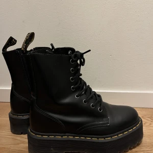 Dr. Martens - Jadon - Denna ikoniska sko ger en edge till din stil. Traditionellt sett är detta skon för dig som inte är rädd för att sticka ut och ge uttryck för din individuella stil.   Köpt för 5 mån sedan. Knappt använt den, pga. för lite för mig.   