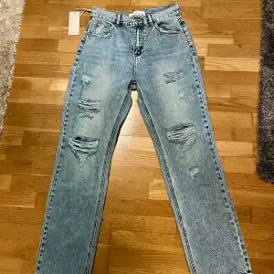 Helt oanvända jeans i storlek M med prislapp kvar. Orginalpris är 599kr Säljer dem för 200kr