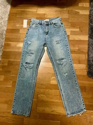 Raka ljusblåa jeans - Helt oanvända jeans i storlek M med prislapp kvar. Orginalpris är 599kr Säljer dem för 200kr
