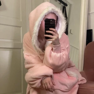 Myshoodie  - Mysig oversized hoodie. Väldigt fluffig på insidan, varm och skön. Säljer för 150 kr plus frakt. 💖