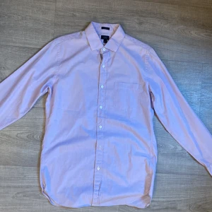 Skjorta jcrew - Skjorta i märke J.crew i en fin ljuslila färg med luftigt material perfekt till sommaren. Hör av er privat vid förslag av pris eller fler bilder. Köparen står för frakt
