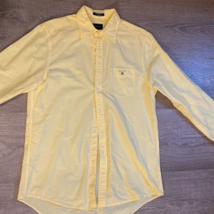 Gant skjorta  - Säljer en fin och oanvänd gant skjorta i storlek S i bra skick. Hör av er privat för fler bilder eller frågor. Köparen står för frakt 