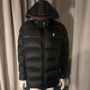 Cross Sportswear dunjacka - Använd vid enstaka tillfällen så i princip som ny  Strl XL Finns att hämta på Tjalmargatan 20 alt skickas mot fraktkostnad 