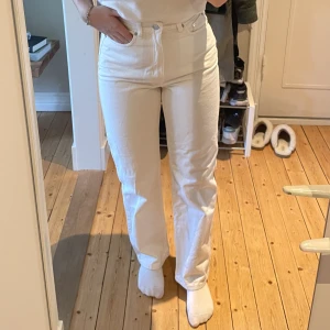 Vita jeans  - Fint skick, endast använda en gång 