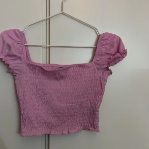 Rosa tröja säljes - Tröjan är i bra skick och har endast använt ett fåtal gånger.