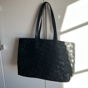 Väska - En svart rymlig väska från HM. Fint skick, knappt använd. 50kr+ frakt!! 🖤
