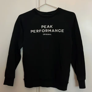 Peak Pearformance tröja i barnstorlek - Peak Performance tröja som passar bra för barn.