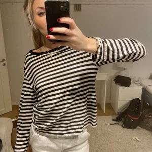 Långärmad tröja - Randig jätteskön långärmad tröja från monki. 