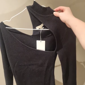 Blus - Hej! Jag säljer denna för denna är förliten för mig! Den 10 mars om den inte e såld då så gör jag budjuvning! Den sitter inte så tajt men lite! Och den är bara testad en gång!👌🏻💯😇🌸