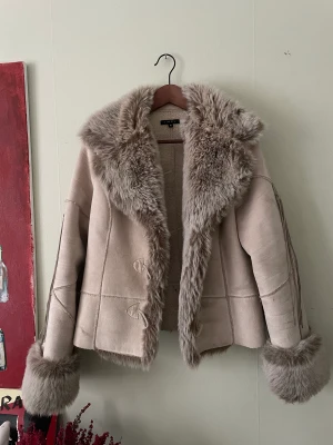 PÄLSJACKA vintage - säljer min älskade pälsjacka!  skulle säga att den passar en XS-M  fint skick! lite små fläckar i fodret. bifogar bild!  kan säljas billigare vid snabb affär!