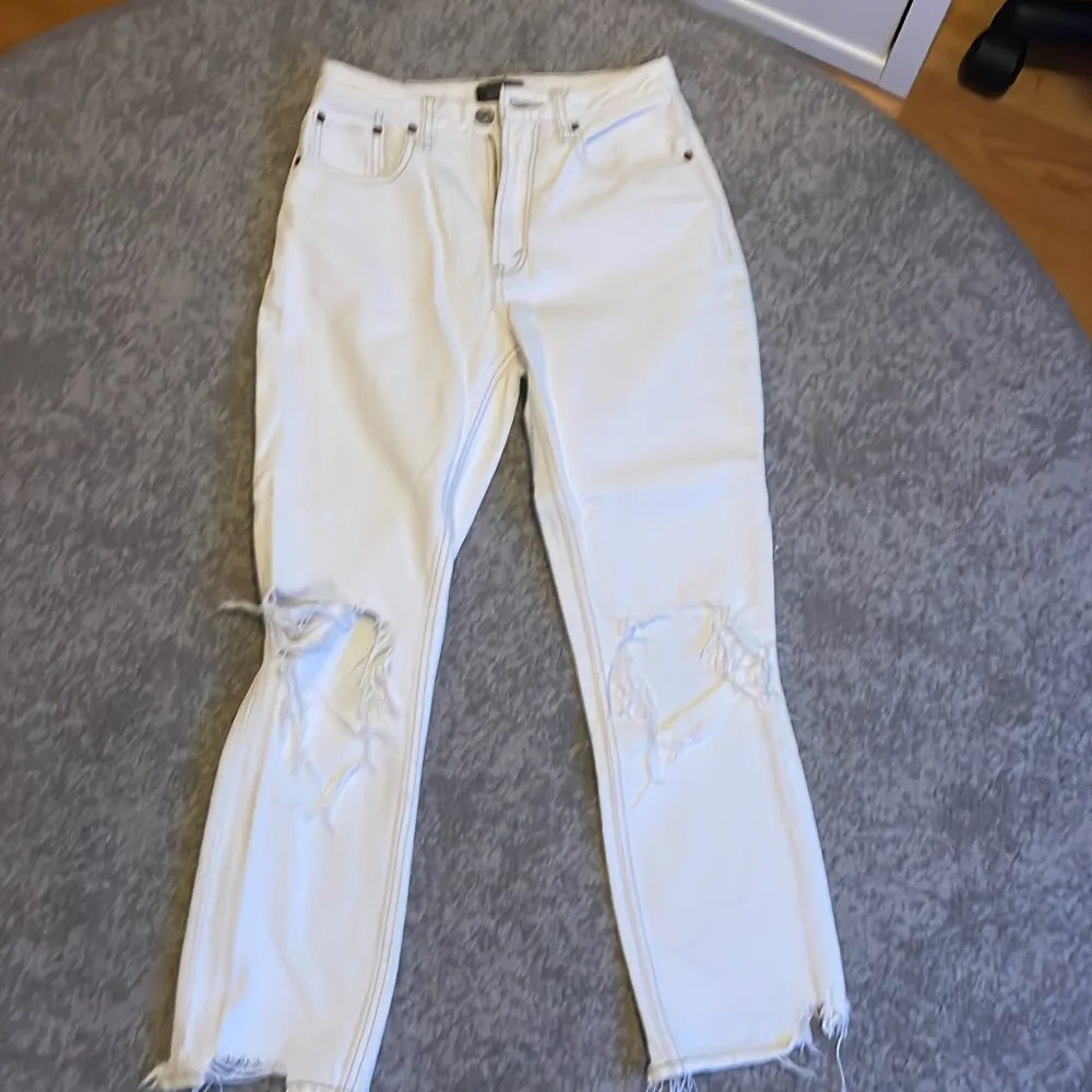 Säljer mom jeans high Rise i storleken 24. Köpta dessa men kom inte till användning särskilt mycket. Nypris ca 1000kr.. Jeans & Byxor.