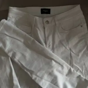 Vita jeans från vero Moda Storlek: M Slim modell  Aldrig använda - nyskick