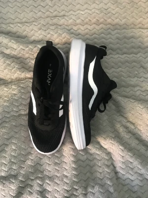 Svarta skor  - Sköna svarta nästan vans-liknande skor! Inprincip nya då dem använts Max 3 gånger! Super sköna och passar till de mesta! Kontakta privat vid fler frågor!❤️ 