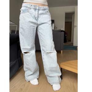 baggy lågmidjade jeans! jättefint skick, knappt använda 💘 mått: midja- 40 rakt över 💓 innerbenslängd- 83 🤍 köparen står för frakt!