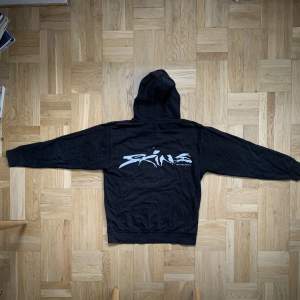 xxxtentacion Hoodie (album skins). Köpt från SHOPXXXTENTACION. Använd en del så finns små skador på ärmarna, men i helthet gott skick. Storlek medium.