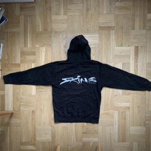 XXXTENTACION SKINS HOODIE MERCH - xxxtentacion Hoodie (album skins). Köpt från SHOPXXXTENTACION. Använd en del så finns små skador på ärmarna, men i helthet gott skick. Storlek medium.