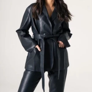 Läderjacka LXA - Lxa’s supersnygga läderjacka, perfekt till i vår. Storlek M, använd sparsamt, inget saknas, smidiga fickor med öppning upp så inget kan ramla ut. Kan knytas, knäppas eller bäras öppen. Nypris: 899kr