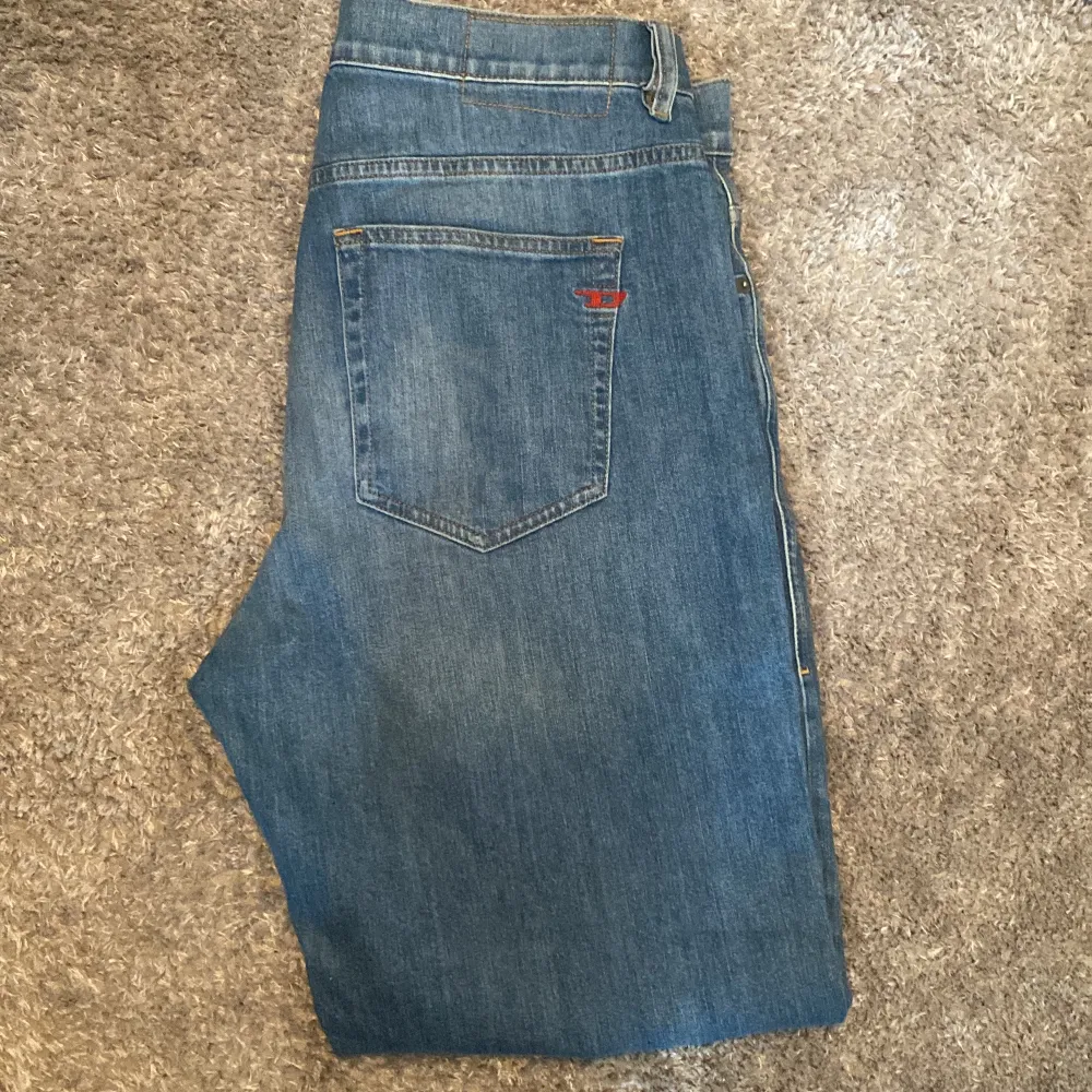 Feta vintage diesel jeans i straight passform och en fin blå färg. Passar mig som är 185 cm mycket bra!!! Skick 9/10. Jeans & Byxor.