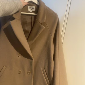 Så fin kappa från nakd - Säljer denna superfina kappa från nakd som knappt kommit till använding då det inte var min stil.