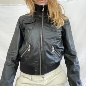 Skinnjacka - Tajt och skön vintage skinnjacka! 