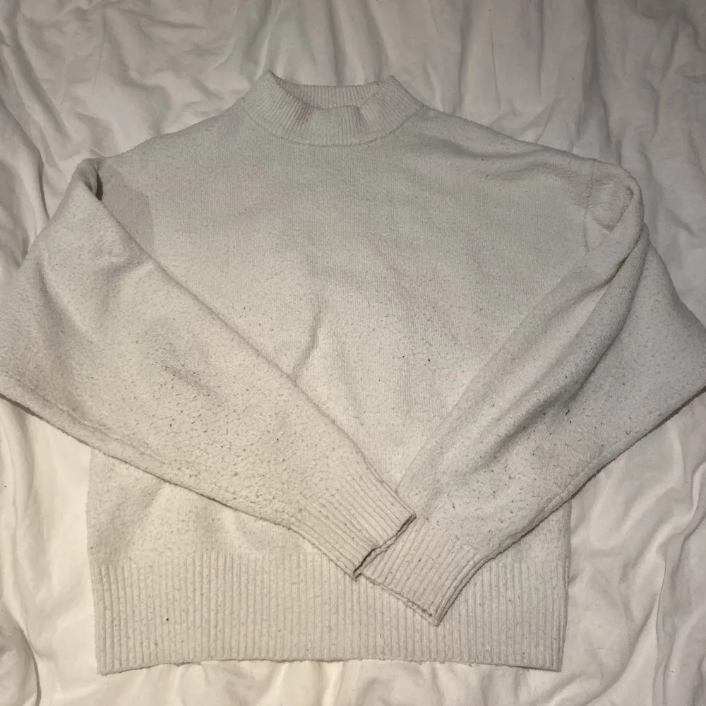 Stickad tröja från H&M. Den är lite knottrig men det går lätt bort med tex rakhyvel. Tröjor & Koftor.