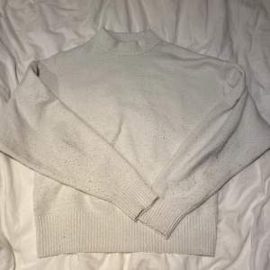 Stickad tröja från H&M. Den är lite knottrig men det går lätt bort med tex rakhyvel