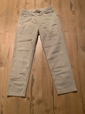 Beiga hm byxor  - Inte använda, dem är i stilen slim ej pösiga i höfterna 