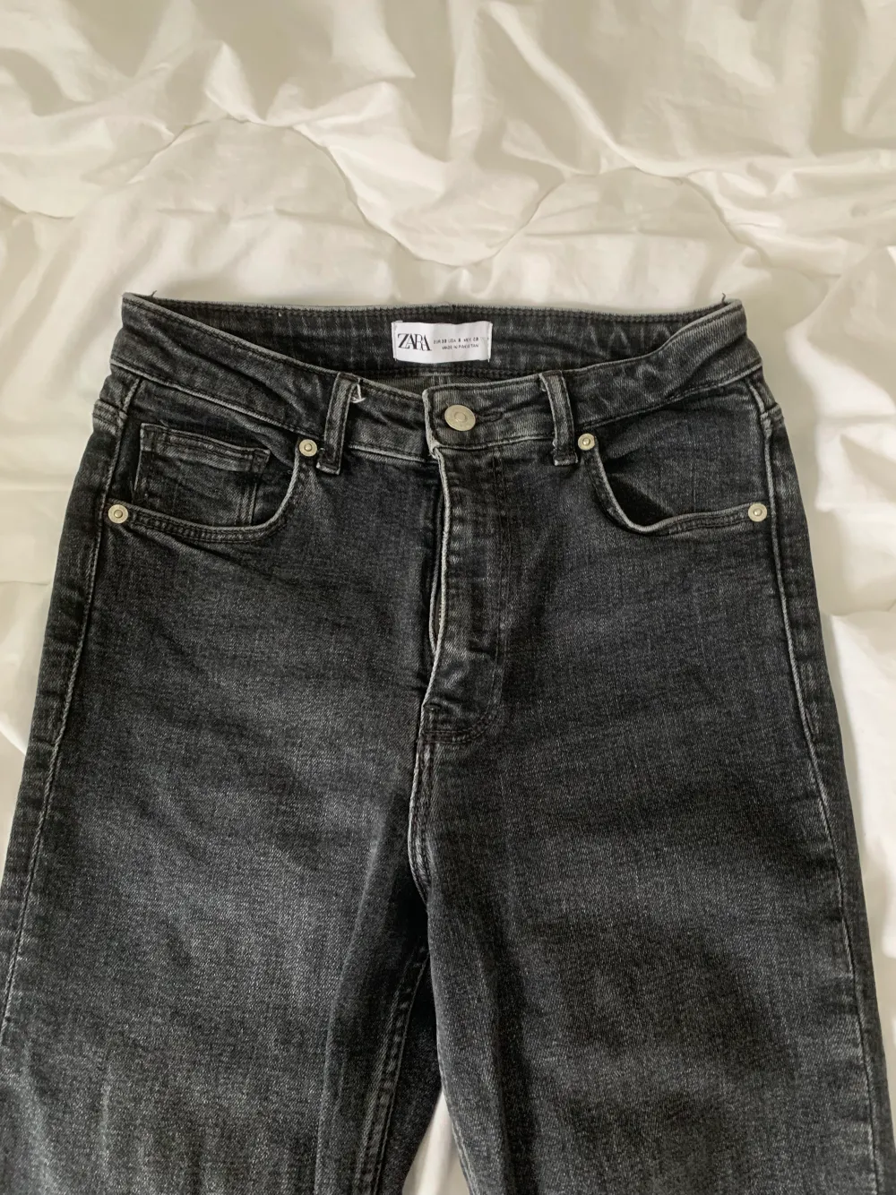 Jättefina zara jeans med slits nertill som blivit för små:( storlek 38💘. Jeans & Byxor.