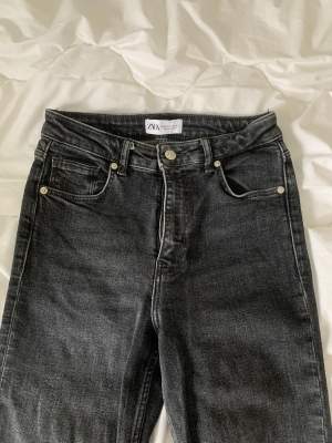 Jättefina zara jeans med slits nertill som blivit för små:( storlek 38💘
