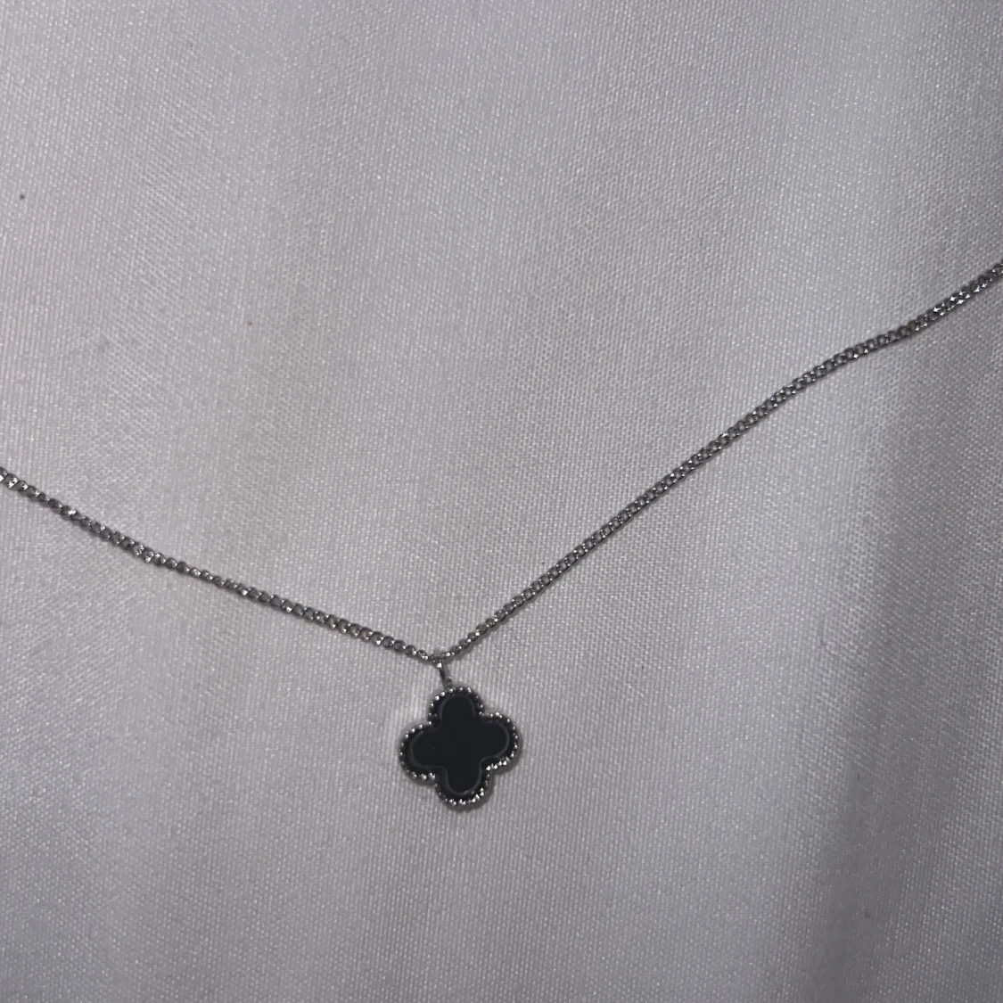 Svart fyrklöver och silver halsband - 90