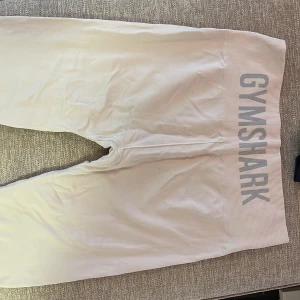 Gymshark byxor  - Säljer mina gymshark byxor som har utgått från sortimentet. Materialet är jättebra på dom och dom andas jättebra. Ja har aldrig använt dom då jag haft dom i andra färger 