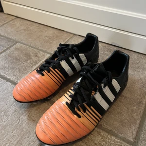 Adidas Nitrocharge 3.0 strl 42 2/3 - Storlek 42 2/3 Okej skick, inte använda på flera år. 