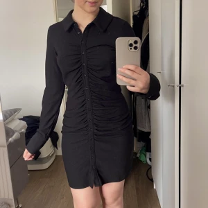 Klänning - Perfekta festklänningen från Bik Bok med super skönt material! Nyskick! 