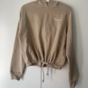 Hoodie beige  - Beige hoodie från Gina tricot, storlek S! Lätt fodrad på insidan 