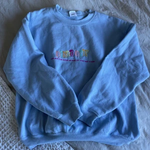 Blå collagetröja - Sååå fin collagetröja i vår/sommarfärg! Säljer pga kommer inte till användning längre. Den är i perfekt skick!🤍🧡