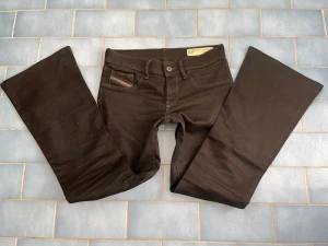 Diesel indiustry jeans - Svarta diesel industry bootcut jeans i w29, l 32. Midja rakt över 36, innerben 77💞